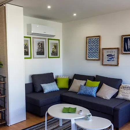 Town Hall Apartment *
